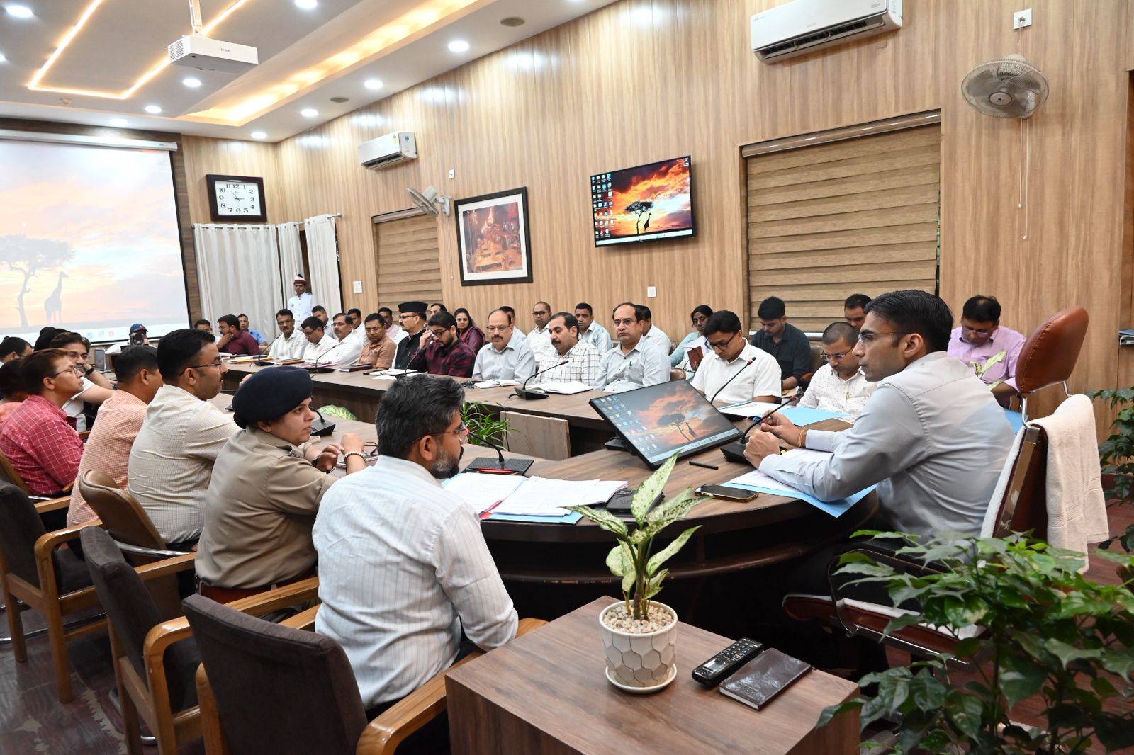 पंचायत चुनाव को लेकर जिला निर्वाचन अधिकारी ने की तैयारियों की समीक्षा