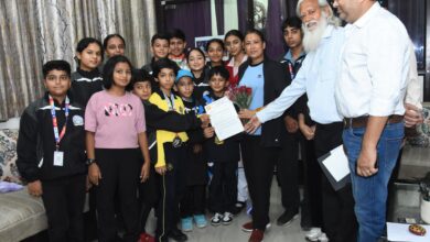 आइस स्केटिंग प्रतियोगिता में पदक विजेताओं को खेल मंत्री ने किया सम्मानित