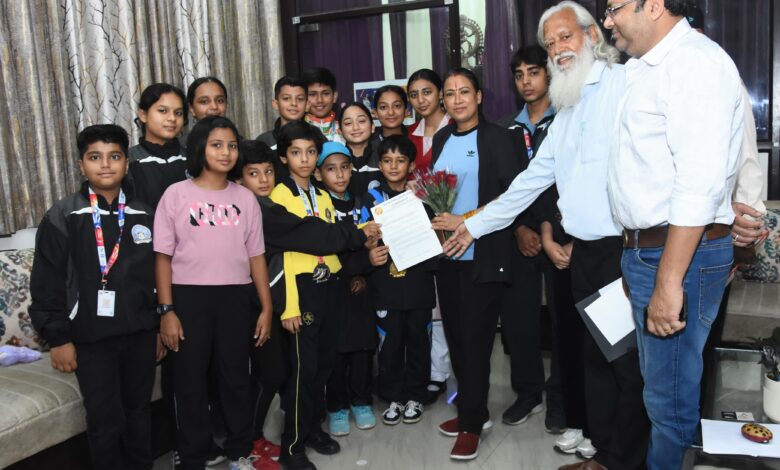 आइस स्केटिंग प्रतियोगिता में पदक विजेताओं को खेल मंत्री ने किया सम्मानित आइस स्केटिंग प्रतियोगिता में पदक विजेताओं को खेल मंत्री ने किया सम्मानित