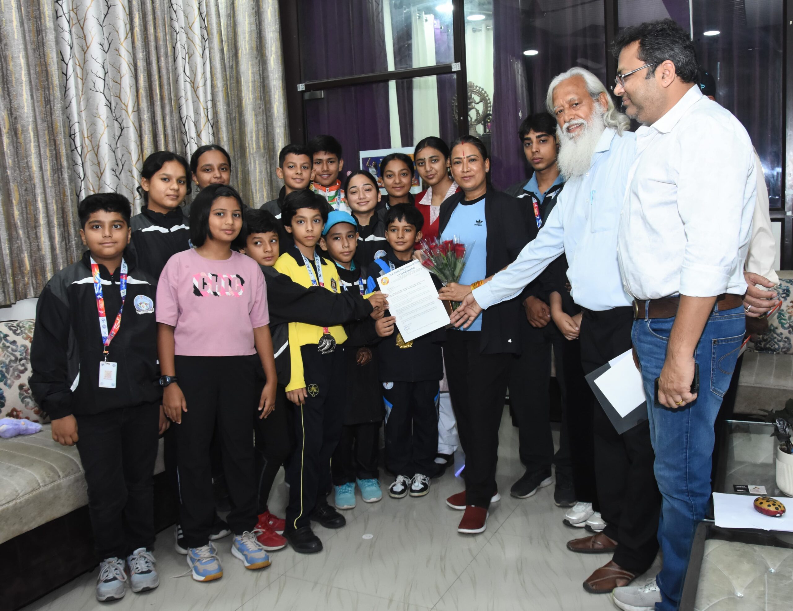 आइस स्केटिंग प्रतियोगिता में पदक विजेताओं को खेल मंत्री ने किया सम्मानित