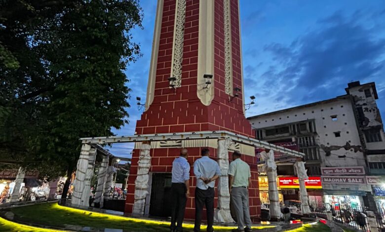 मुख्यमंत्री की प्रेरणा और डीएम की निगरानी में घंटाघर को मिल रहा अलौकिक स्वरूप” मुख्यमंत्री की प्रेरणा और डीएम की निगरानी में घंटाघर को मिल रहा अलौकिक स्वरूप”