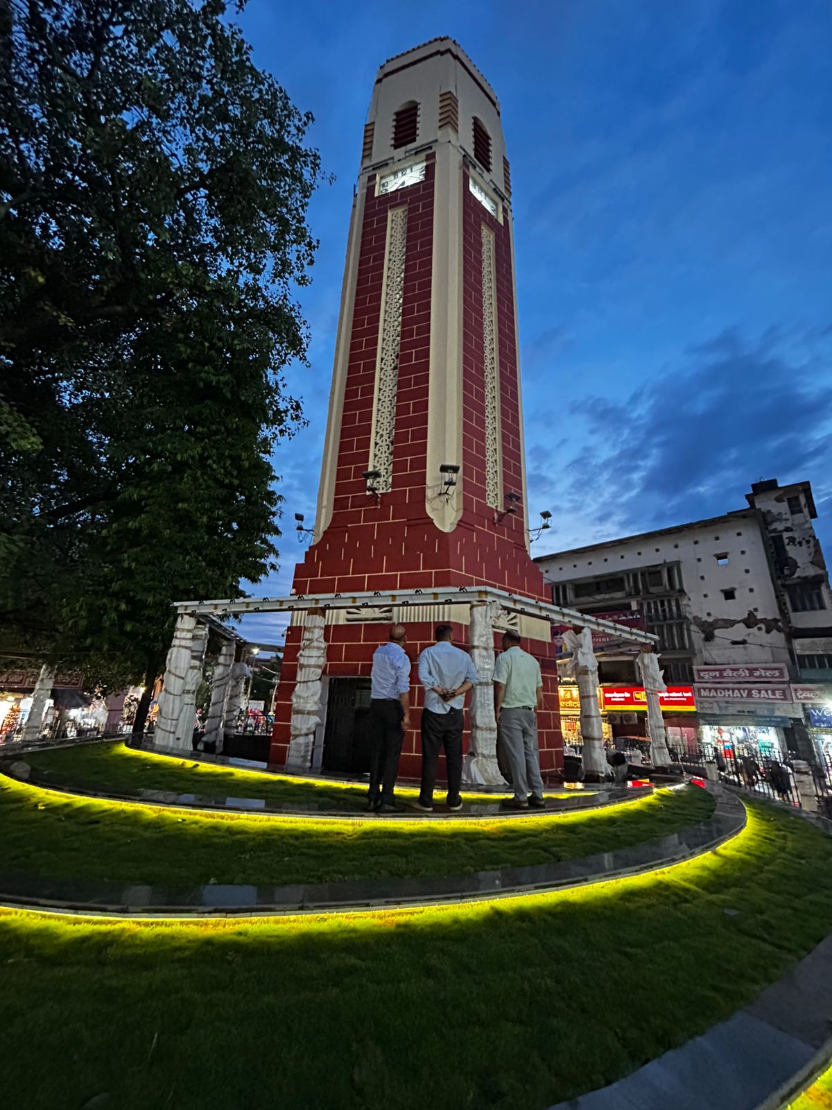 मुख्यमंत्री की प्रेरणा और डीएम की निगरानी में घंटाघर को मिल रहा अलौकिक स्वरूप”