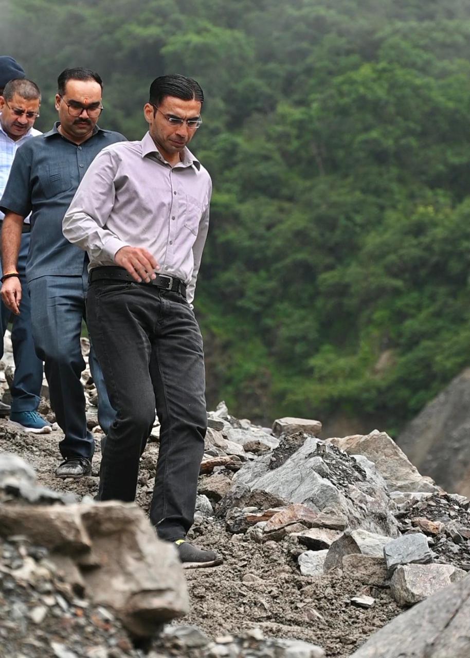 आपदाग्रस्त बटोली गांव में जिला प्रशासन ने 24 घंटे में तैयार किया वैकल्पिक मार्ग, संवेदनशील प्रशासन ने मौके पर ही दी राहत राशि