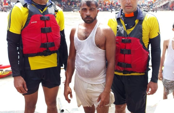 SDRF उत्तराखंड का साहसिक कार्य: तीन डूबते कांवरियों का सफल रेस्क्यू SDRF उत्तराखंड का साहसिक कार्य: तीन डूबते कांवरियों का सफल रेस्क्यू
