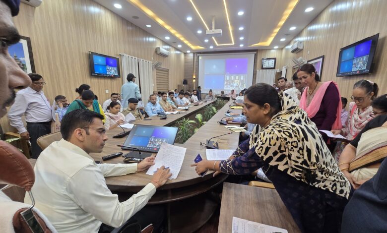 सब जगह से थक हार जनता दर्शन में डीएम के समक्ष विधवा रेनू ने लगाई न्याय की गुहार… सब जगह से थक हार जनता दर्शन में डीएम के समक्ष विधवा रेनू ने लगाई न्याय की गुहार…