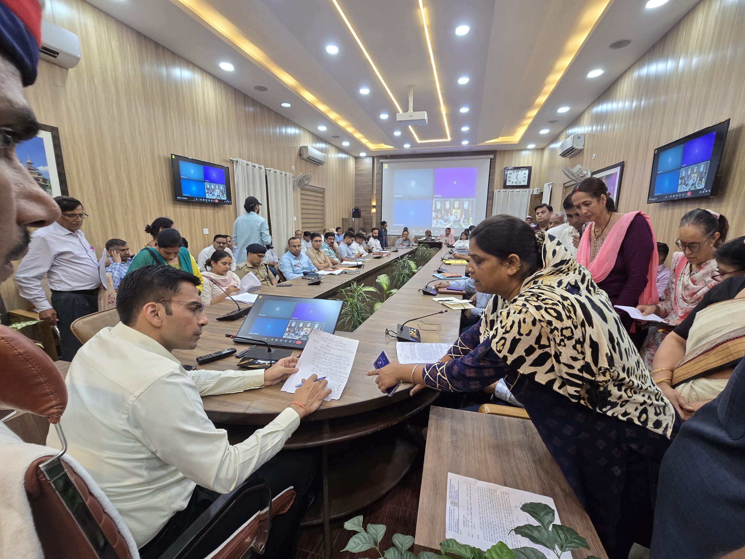 सब जगह से थक हार जनता दर्शन में डीएम के समक्ष विधवा रेनू ने लगाई न्याय की गुहार…