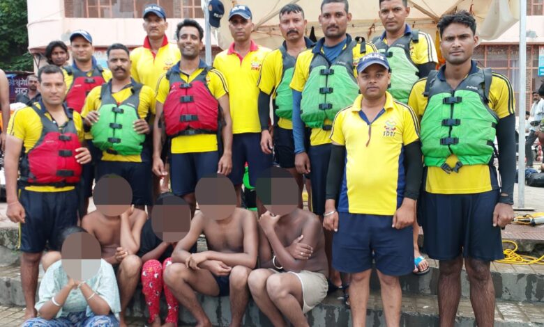 कांवड़ मेला- हरिद्वार में एक ही परिवार के 05 डूबते लोगो का SDRF ने किया रेस्क्यू कांवड़ मेला- हरिद्वार में एक ही परिवार के 05 डूबते लोगो का SDRF ने किया रेस्क्यू