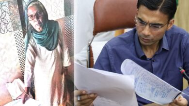 पूर्ति विभाग 72 वर्षीय बुजुर्ग सरस्वती को राशन देने में कर रहा था आनाकानी; फिर शुरू हुआ डीएम का एक्शन