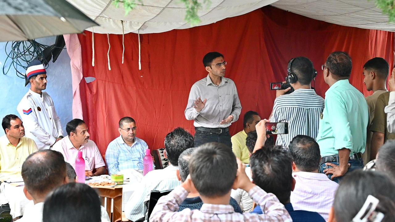 संवेदनशील प्रशासन; आपदाग्रस्त गांव बटोली प्रभावितों के द्वार, लगाया मेडिकल कैम्प