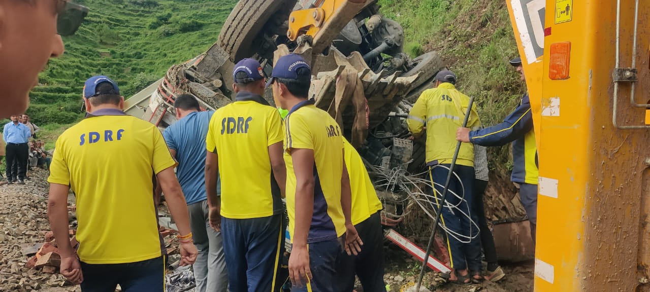 चिन्यालीसौड़ में डंपर दुर्घटनाग्रस्त, एक की मौत, दो घायल