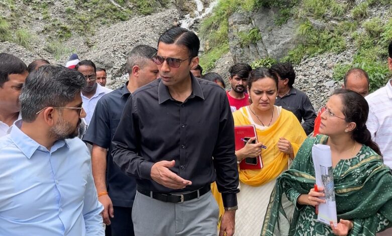 ग्राउंड जीरो से डीएम ने वापिस लौटते ही आपदा में प्रदत्त विशेष शक्तियों के अन्तर्गत स्टेबलाईजेशन का किया आदेश जारी ग्राउंड जीरो से डीएम ने वापिस लौटते ही आपदा में प्रदत्त विशेष शक्तियों के अन्तर्गत स्टेबलाईजेशन का किया आदेश जारी