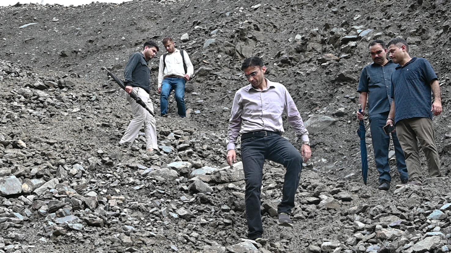 आपदाग्रस्त क्षेत्र बटोली की वर्षो पुरानी लो वोल्टेज, अल्प पेयजल श्राव की समस्या का डीएम ने किया अब स्थायी समाधान; स्वीकृति चैक जारी