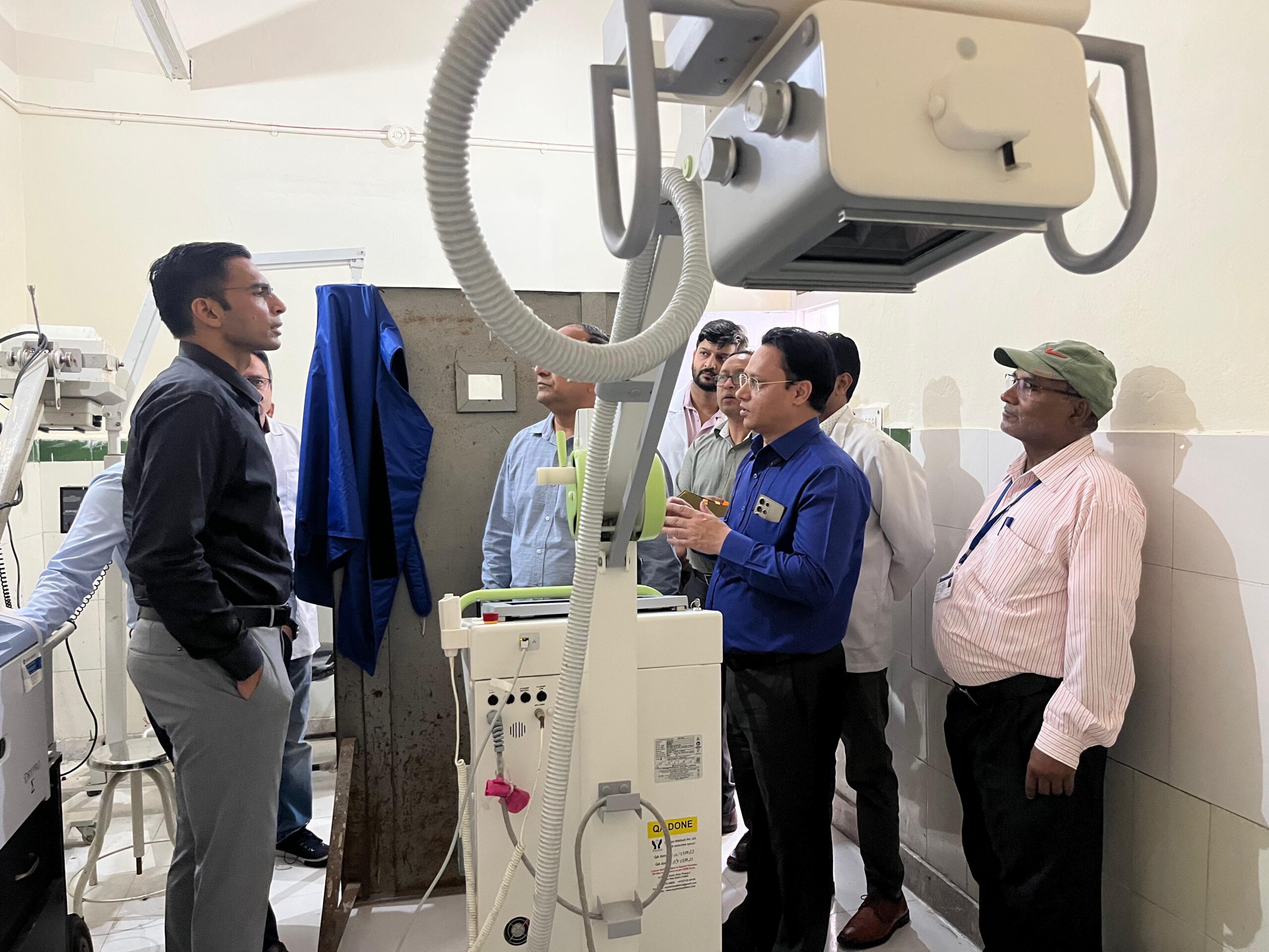 अपने चकराता जनमन का नए सीएचसी की जगह देखने डीएम स्वयं चढे पहाड़ अपने चकराता जनमन का नए सीएचसी की जगह देखने डीएम स्वयं चढे पहाड़