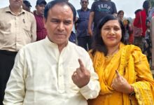 लोकतंत्र के इस महापर्व में निभाई भागीदारी — ‘मेरा गांव, मेरा बूथ’ की भावना के साथ मतदान केंद्र पहुंचे कैबिनेट मंत्री डॉ. धन सिंह रावत व धर्मपत्नी डॉ. दीपा रावत