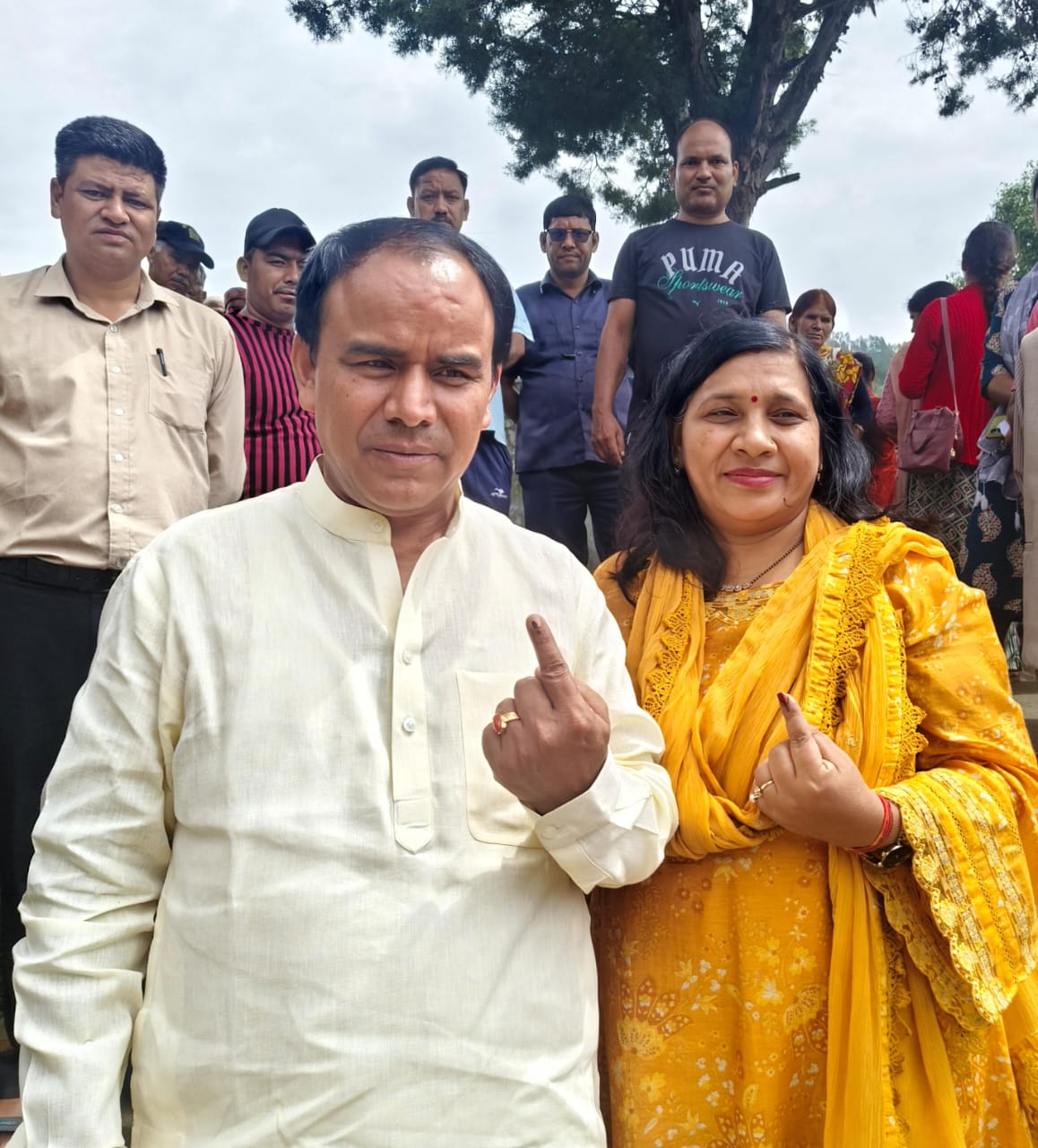 लोकतंत्र के इस महापर्व में निभाई भागीदारी — ‘मेरा गांव, मेरा बूथ’ की भावना के साथ मतदान केंद्र पहुंचे कैबिनेट मंत्री डॉ. धन सिंह रावत व धर्मपत्नी डॉ. दीपा रावत