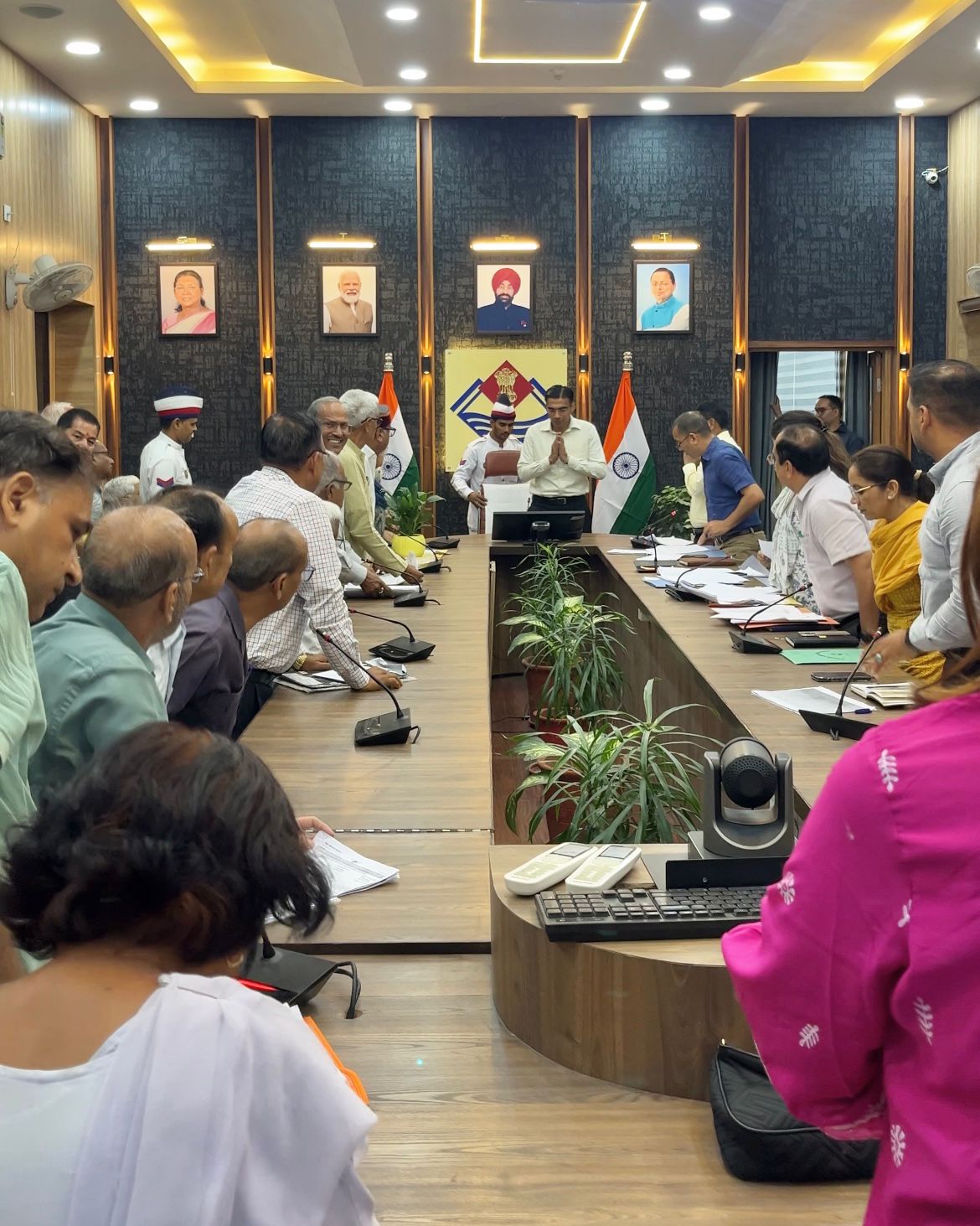 स्वतंत्रता संग्राम सेनानियों के उतराधिकारियों का इधर निवेदनः उधर बीच बैठक में ही डीएम के आदेश