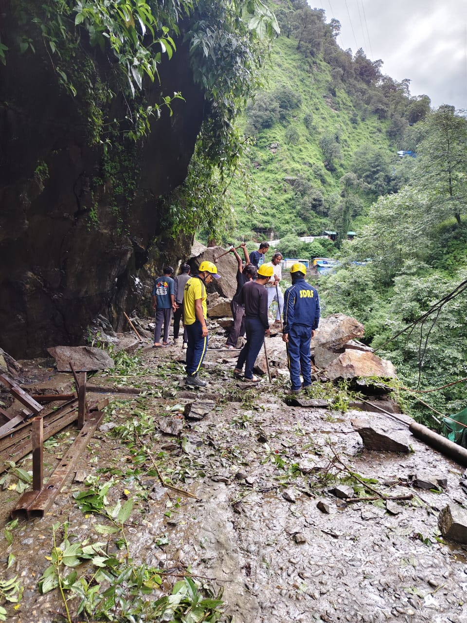 सोनप्रयाग में भूस्खलन से रास्ता बाधित, यात्रियों को सुरक्षित स्थानों पर पहुँचाया गया