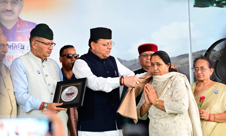 मुख्यमंत्री ने कारगिल विजय दिवस पर शहीद स्मारक पर पुष्प चक्र अर्पित कर शहीद को दी श्रद्धांजलि