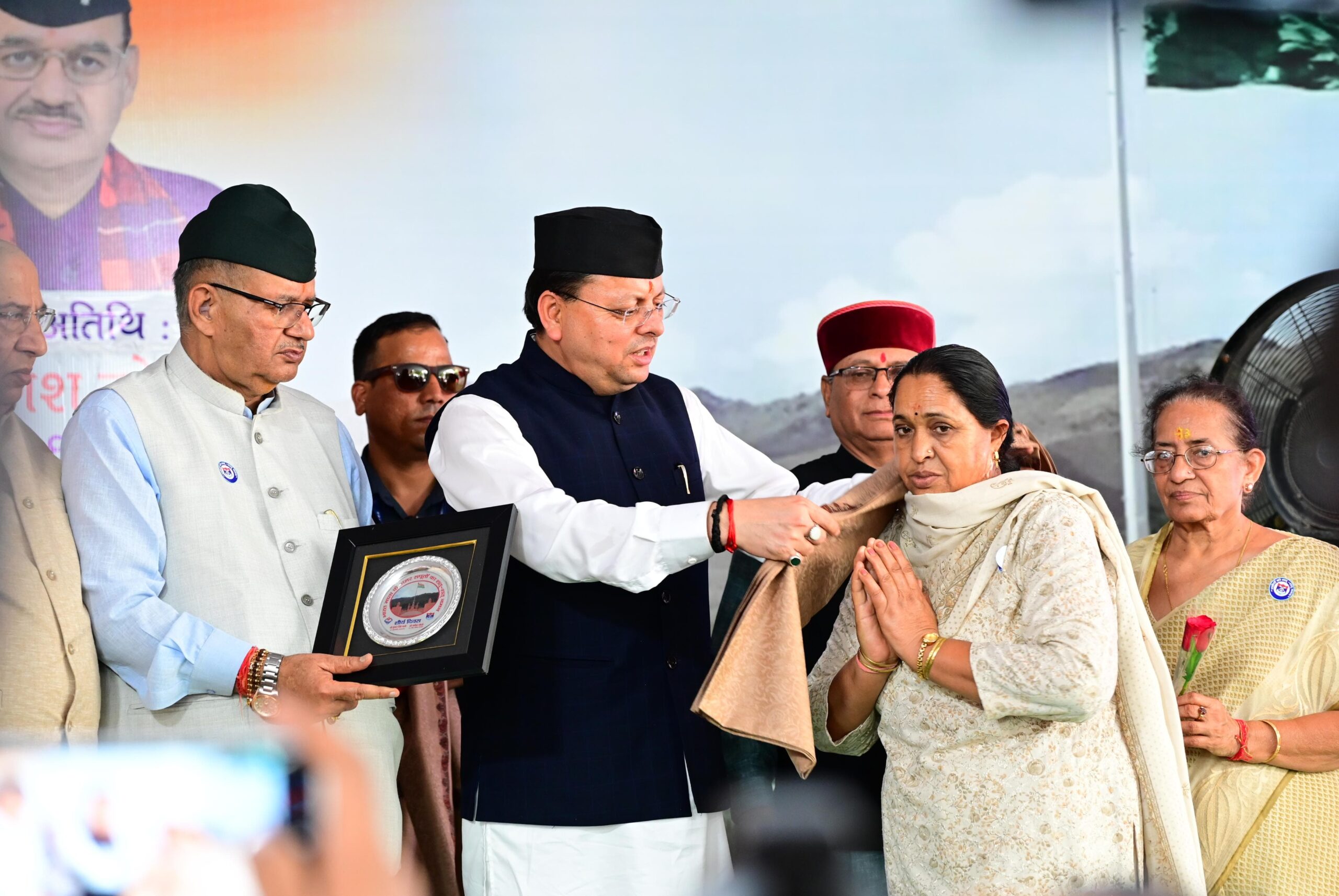 मुख्यमंत्री ने कारगिल विजय दिवस पर शहीद स्मारक पर पुष्प चक्र अर्पित कर शहीद को दी श्रद्धांजलि