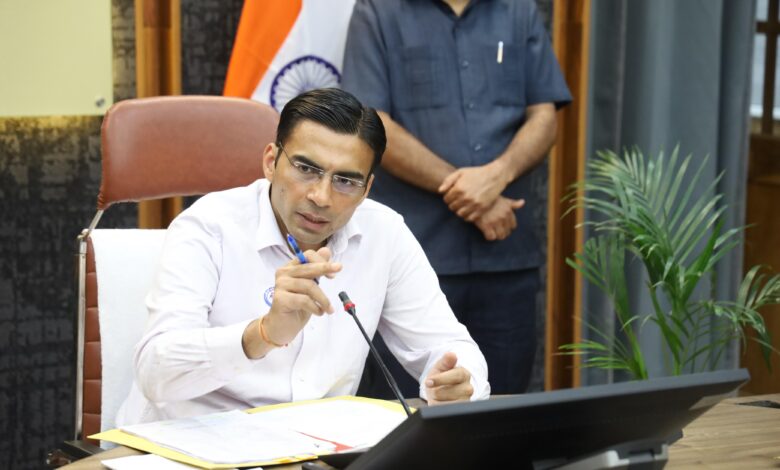 डीएम सविन बंसल की पहल से वर्षों पुरानी फाइलों से निकला समाधान : शहर में वर्षों बाद खुलीं 17 नई सस्ता गल्ला दुकानें डीएम सविन बंसल की पहल से वर्षों पुरानी फाइलों से निकला समाधान : शहर में वर्षों बाद खुलीं 17 नई सस्ता गल्ला दुकानें