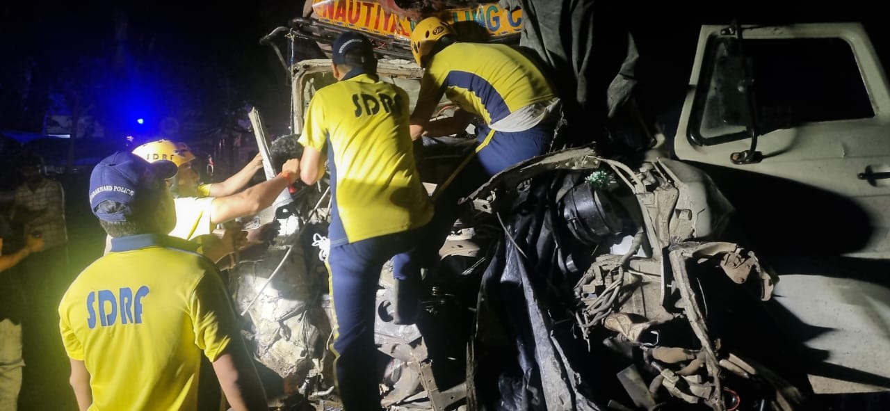 मौत का मंजर : ट्रक – ट्रोले की टक्कर में लगी आग, दो चालकों की मौत, एक घायल