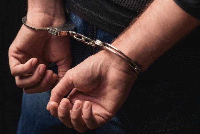 मामूली विवाद में अपने साथी के सिर पर हथौडा मारकर हत्या करने वाले अभियुक्त को दून पुलिस ने किया गिरफ्तार मामूली विवाद में अपने साथी के सिर पर हथौडा मारकर हत्या करने वाले अभियुक्त को दून पुलिस ने किया गिरफ्तार