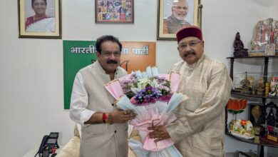 महाराज ने पंचायतीराज राज्य मंत्री बघेल से की शिष्टाचार भेंट