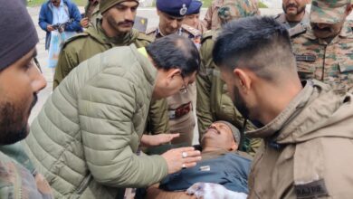 मुख्यमंत्री धामी ने आपदा प्रभावितों से की मुलाकात, हेलीकॉप्टर से पहुंची राहत सामग्री