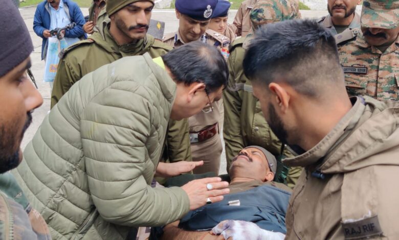 मुख्यमंत्री धामी ने आपदा प्रभावितों से की मुलाकात, हेलीकॉप्टर से पहुंची राहत सामग्री मुख्यमंत्री धामी ने आपदा प्रभावितों से की मुलाकात, हेलीकॉप्टर से पहुंची राहत सामग्री