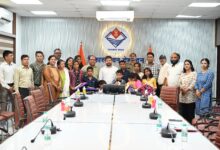 रक्षाबंधन के मौके पर सीडीओ ने स्कूली बच्चों को बांटी सीड राखियां