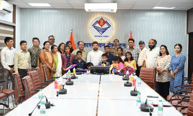 रक्षाबंधन के मौके पर सीडीओ ने स्कूली बच्चों को बांटी सीड राखियां रक्षाबंधन के मौके पर सीडीओ ने स्कूली बच्चों को बांटी सीड राखियां
