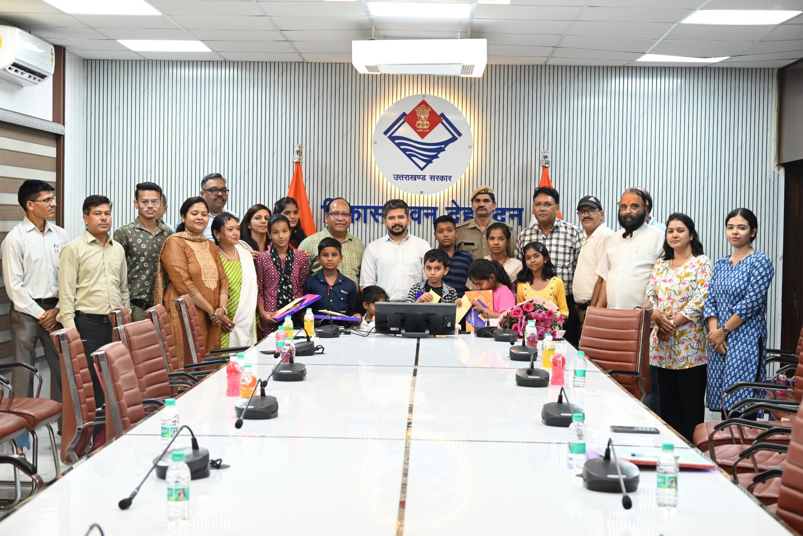 रक्षाबंधन के मौके पर सीडीओ ने स्कूली बच्चों को बांटी सीड राखियां