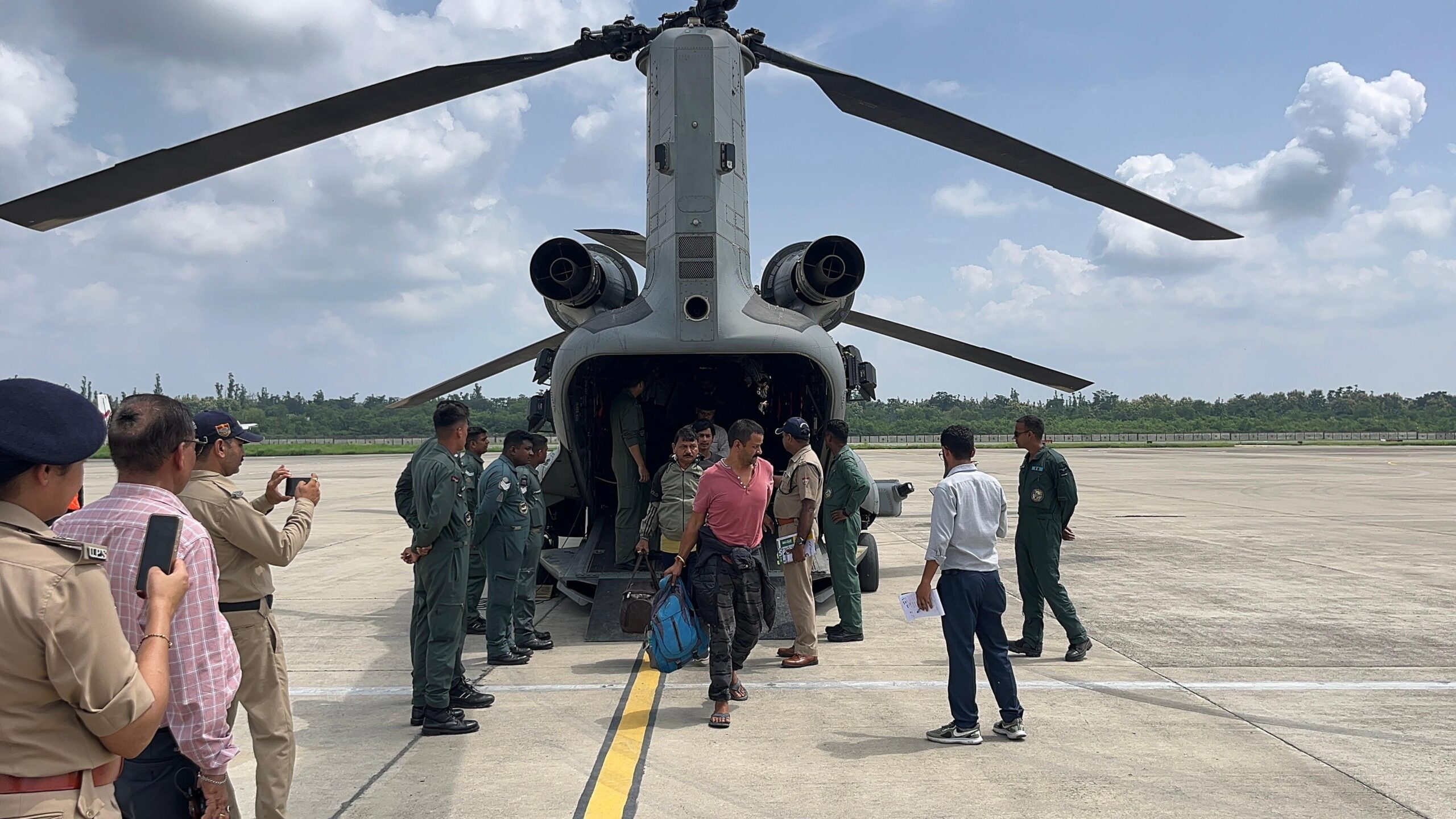 उत्तरकाशी आपदा राहत: यात्रियों को चिनूक व MI-17 से पहुंचाया जा रहा जौलीग्रांट एयरपोर्ट