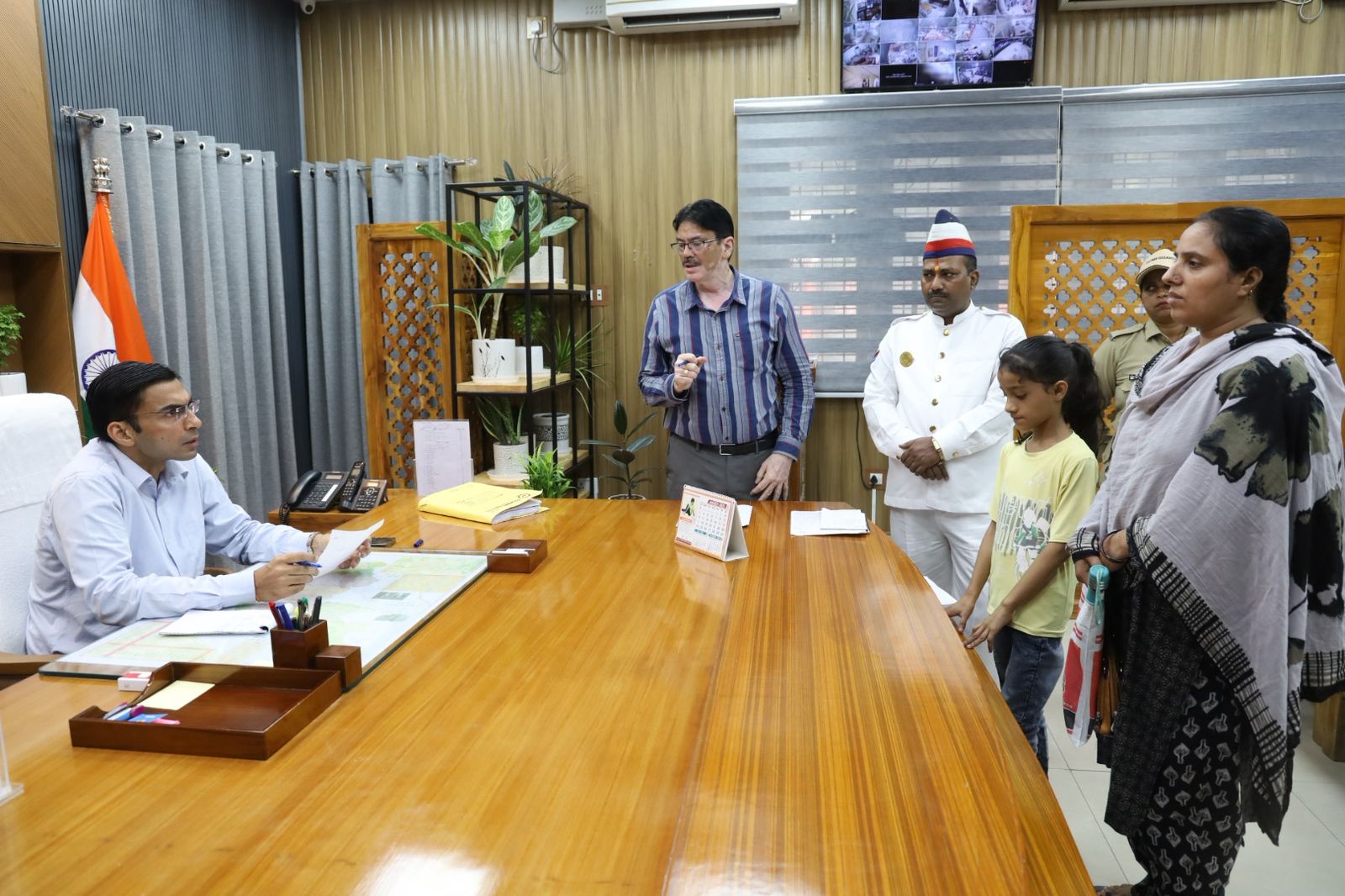 डीएम ने फिर काटी 2 बैंक प्रबन्धकों की आरसी; कभी भी हो सकता है सील; नीलाम, ठप्प