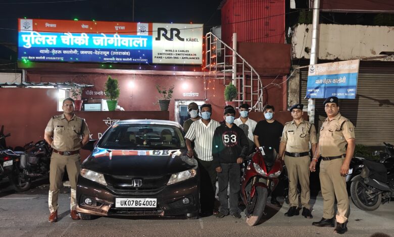 छत पर कार–बाइक स्टंट से मचा हंगामा, पुलिस ने की कार्रवाई, काटे चालान…