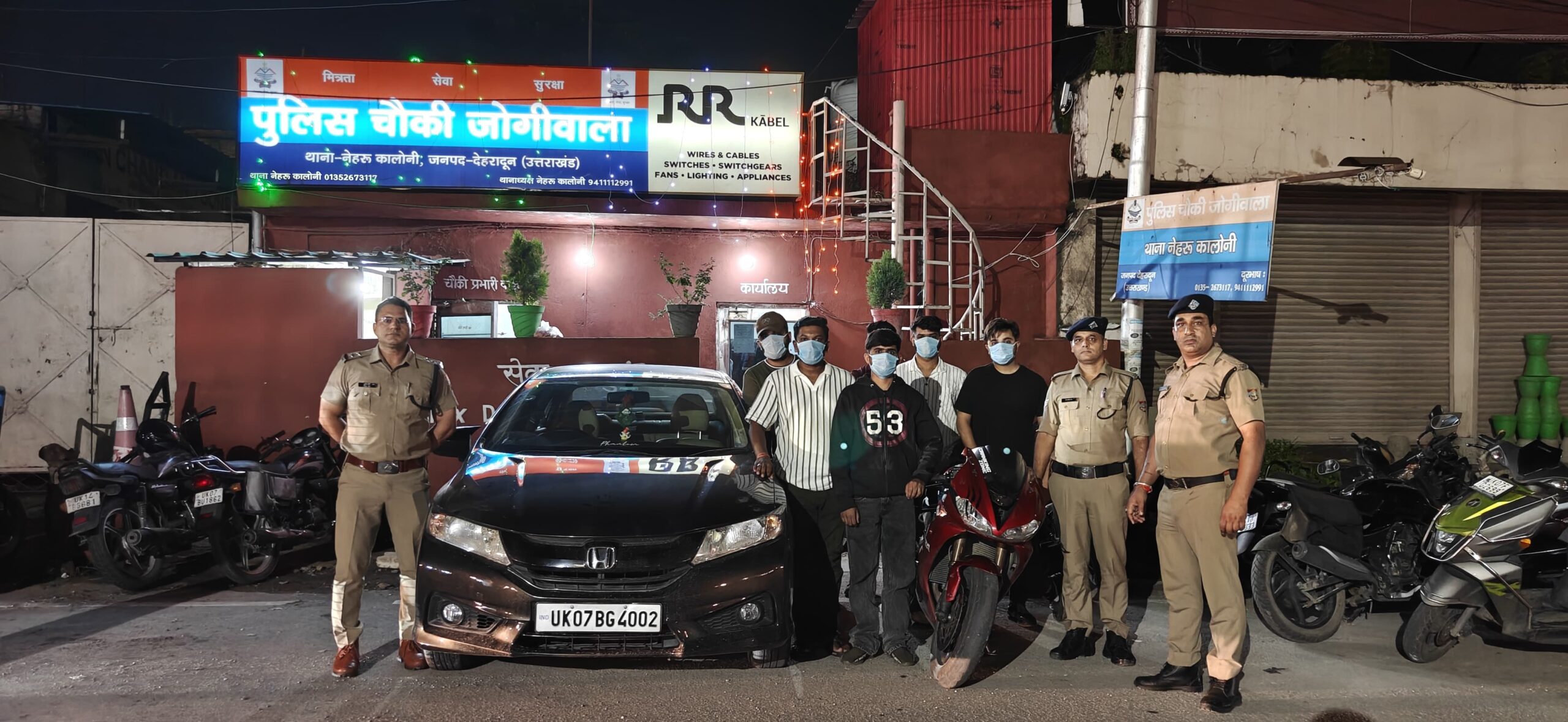 छत पर कार–बाइक स्टंट से मचा हंगामा, पुलिस ने की कार्रवाई, काटे चालान…