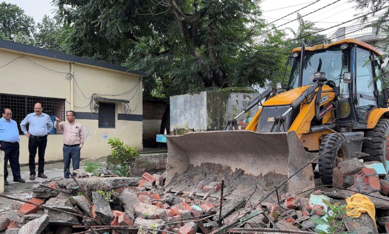 नवादा प्राथमिक विद्यालय परिसर से अवैध मजार हटाई गई नवादा प्राथमिक विद्यालय परिसर से अवैध मजार हटाई गई