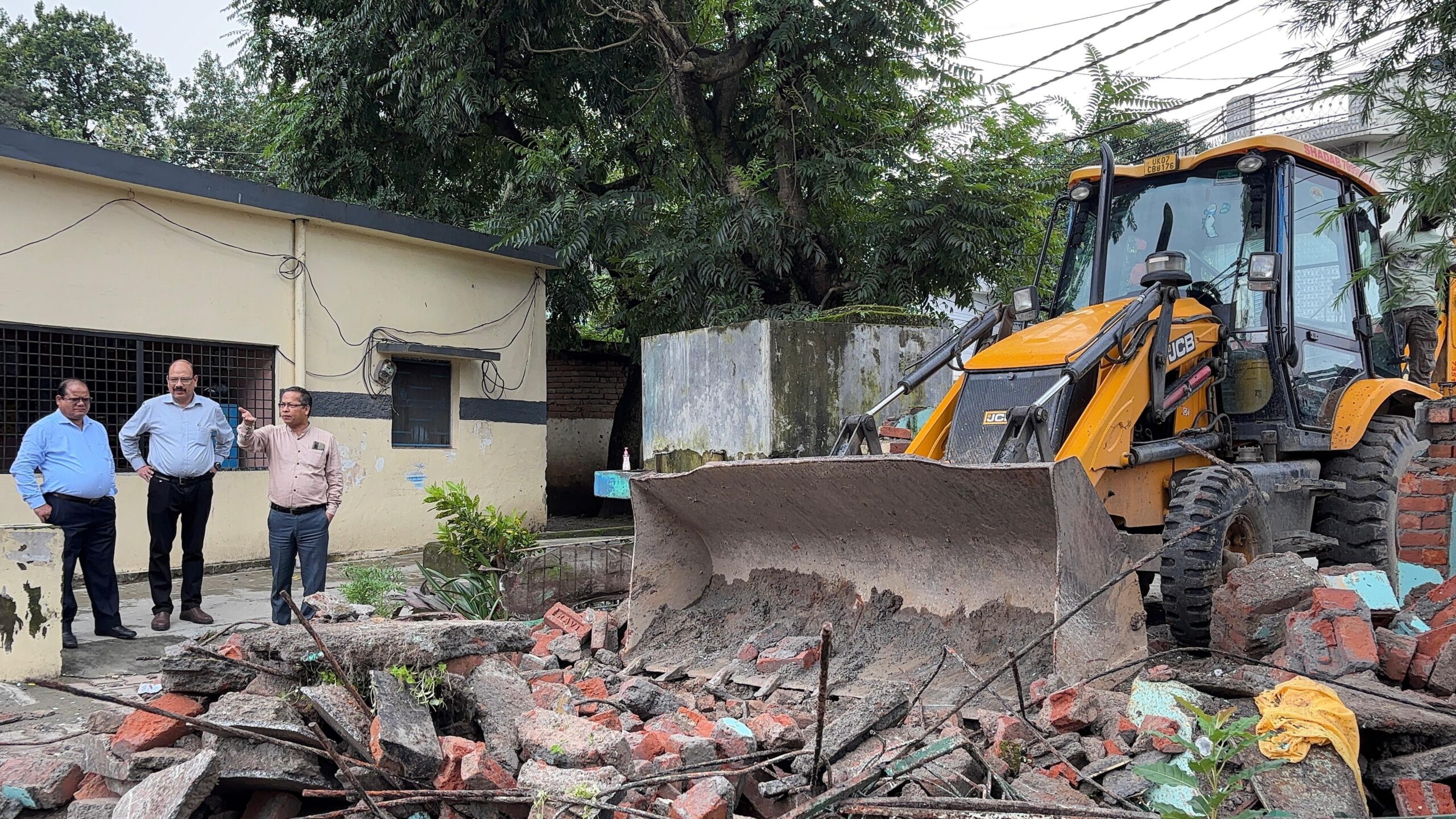 नवादा प्राथमिक विद्यालय परिसर से अवैध मजार हटाई गई