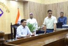 जिलाधिकारी कार्यालय कक्ष में डीएम से मिल विधवा महिला, दोनों बेटों से जान का खतरा; गुंडा एक्ट में केस दर्ज
