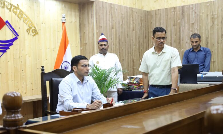 जिलाधिकारी कार्यालय कक्ष में डीएम से मिल विधवा महिला, दोनों बेटों से जान का खतरा; गुंडा एक्ट में केस दर्ज जिलाधिकारी कार्यालय कक्ष में डीएम से मिल विधवा महिला, दोनों बेटों से जान का खतरा; गुंडा एक्ट में केस दर्ज
