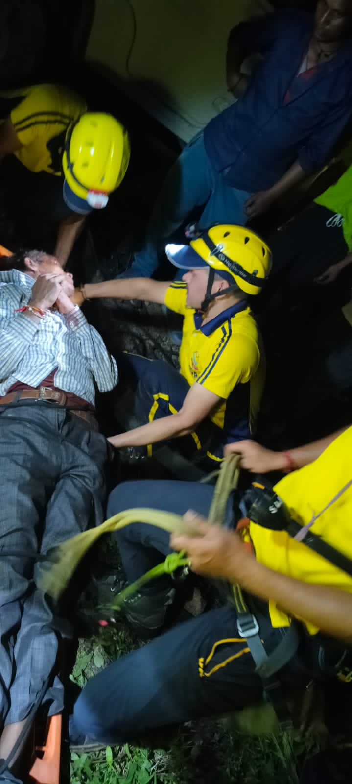 रुद्रप्रयाग : 80 मीटर गहरी खाई में गिरा व्यक्ति, SDRF उत्तराखंड ने किया सकुशल रेस्क्यू