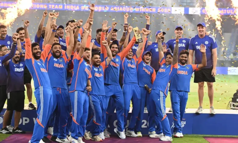 एशिया कप फाइनल में भारत की ऐतिहासिक जीत, ट्रॉफी लेने से इनकार कर भड़का विवाद – सूर्यकुमार बोले, “मैंने ऐसा कभी नहीं देखा”