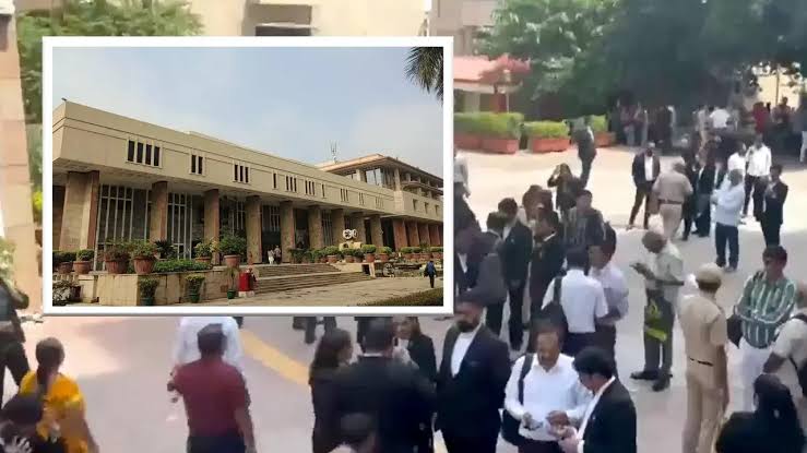 बम धमकी से खौफ में दिल्ली व मुंबई हाई कोर्ट, बम निरोधक दस्ते ने की तलाशी बम धमकी से खौफ में दिल्ली व मुंबई हाई कोर्ट, बम निरोधक दस्ते ने की तलाशी