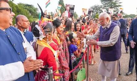 पीएम मोदी ने मणिपुर को दिया 36,000 करोड़ का पैकेज, राहत शिविरों में पहुँचे विस्थापितों से मिले