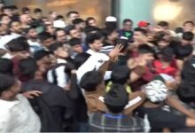 दिल्ली-मुंबई में iPhone 17 का क्रेज, भीड़ ने तोड़ी लाइन; सुरक्षा गार्डों ने संभाली स्थिति