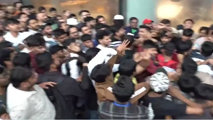 दिल्ली-मुंबई में iPhone 17 का क्रेज, भीड़ ने तोड़ी लाइन; सुरक्षा गार्डों ने संभाली स्थिति