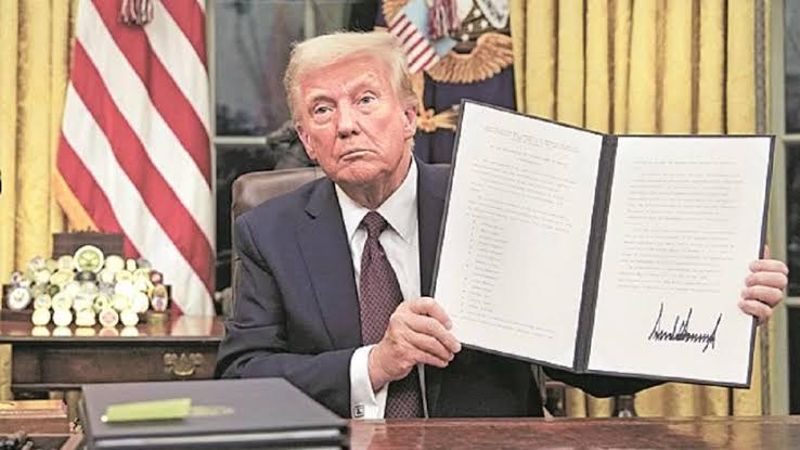 ट्रंप का सख्त आदेश: H-1B वीज़ा पर अब लगेगा 0,000 का सालाना टैक्स ट्रंप का सख्त आदेश: H-1B वीज़ा पर अब लगेगा 0,000 का सालाना टैक्स