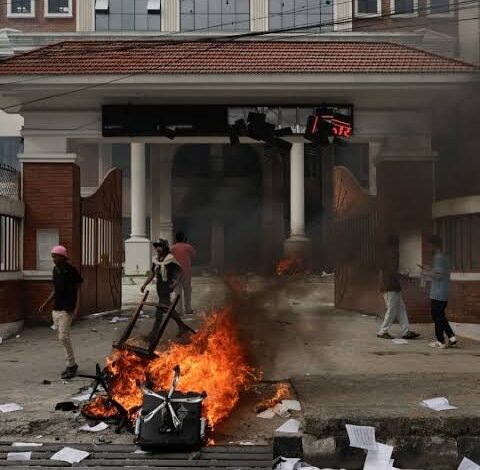 सोशल मीडिया प्रतिबंध से शुरू हुई चिंगारी, कैसे नेपाल की राजनीति में लगी आग ने ली पूर्व पीएम की पत्नी की जान