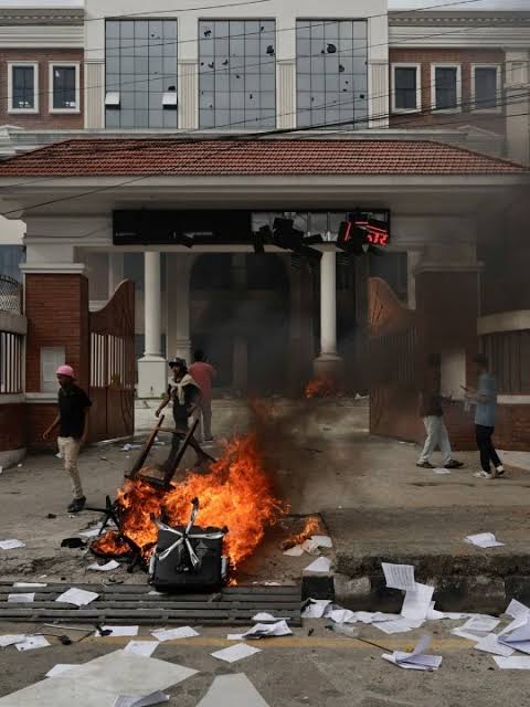 सोशल मीडिया प्रतिबंध से शुरू हुई चिंगारी, कैसे नेपाल की राजनीति में लगी आग ने ली पूर्व पीएम की पत्नी की जान