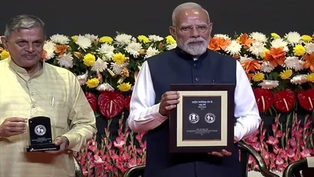 PM मोदी ने RSS शताब्दी पर किया विशेष ₹100 का सिक्का और डाक टिकट जारी, पहली बार मुद्रा पर दिखी भारत माता PM मोदी ने RSS शताब्दी पर किया विशेष ₹100 का सिक्का और डाक टिकट जारी, पहली बार मुद्रा पर दिखी भारत माता